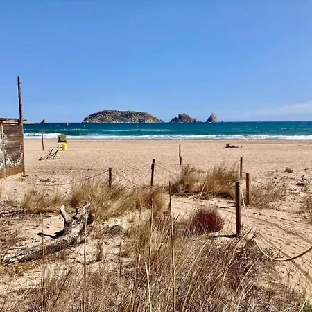 度假居 In Spain With Beachfront & Pool Access