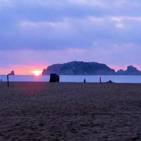 In Spain With Beachfront & Pool Access 埃斯塔蒂特