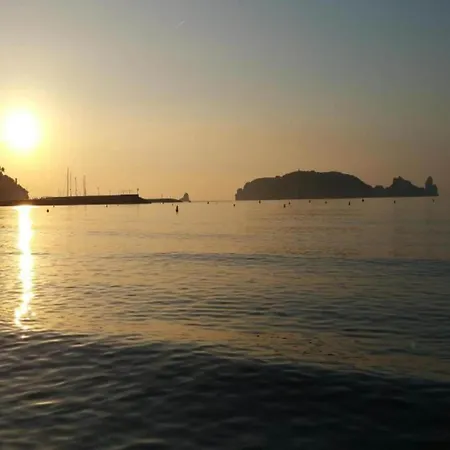 In Spain With Beachfront & Pool Access 度假居